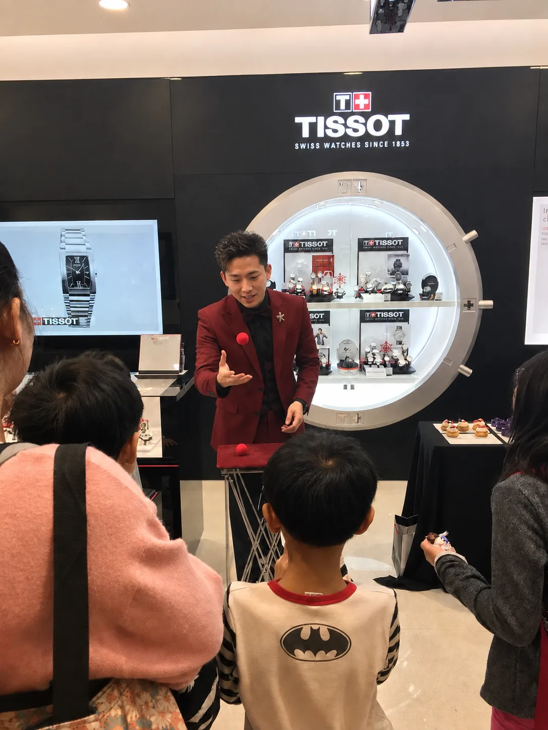 魔術師在 TISSOT 品牌門店活動表演近景魔術